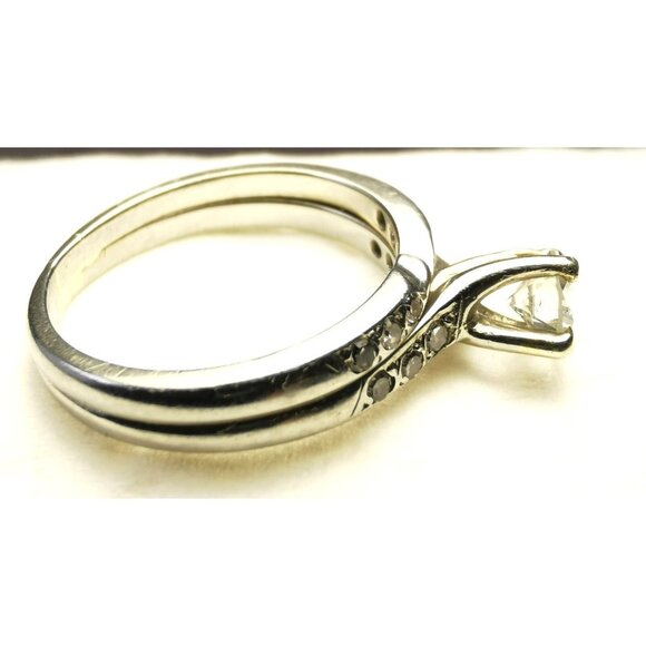 18 kt White Gold Solitaire Diamond Ring with Diamond Accents Size 5.5 - Picture 5 of 13